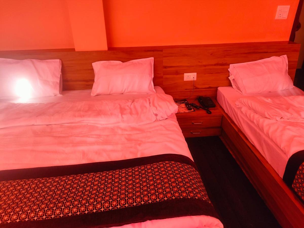 Hotel Rishabh And Banquet Hall Pithorāgarh Екстериор снимка