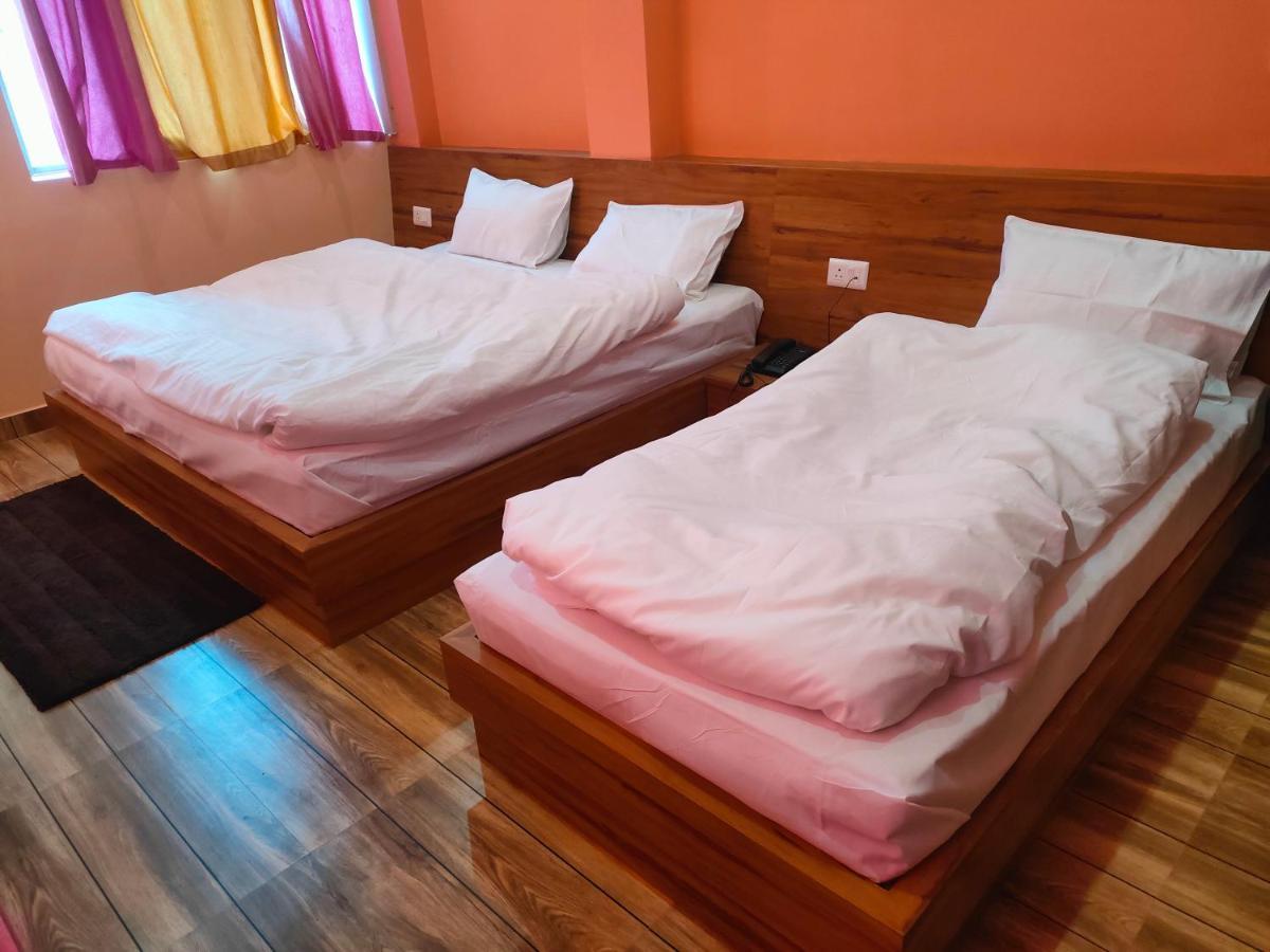 Hotel Rishabh And Banquet Hall Pithorāgarh Екстериор снимка